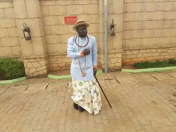 Popular Warri billionaire, Ayiri Emami, eats from tray with friends (Photo)